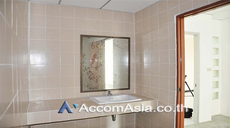 8  Office Space For Rent in Ploenchit ,Bangkok BTS Chitlom at Piya Place AA16012